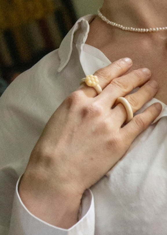 Ivory Glass Ring / Daisy