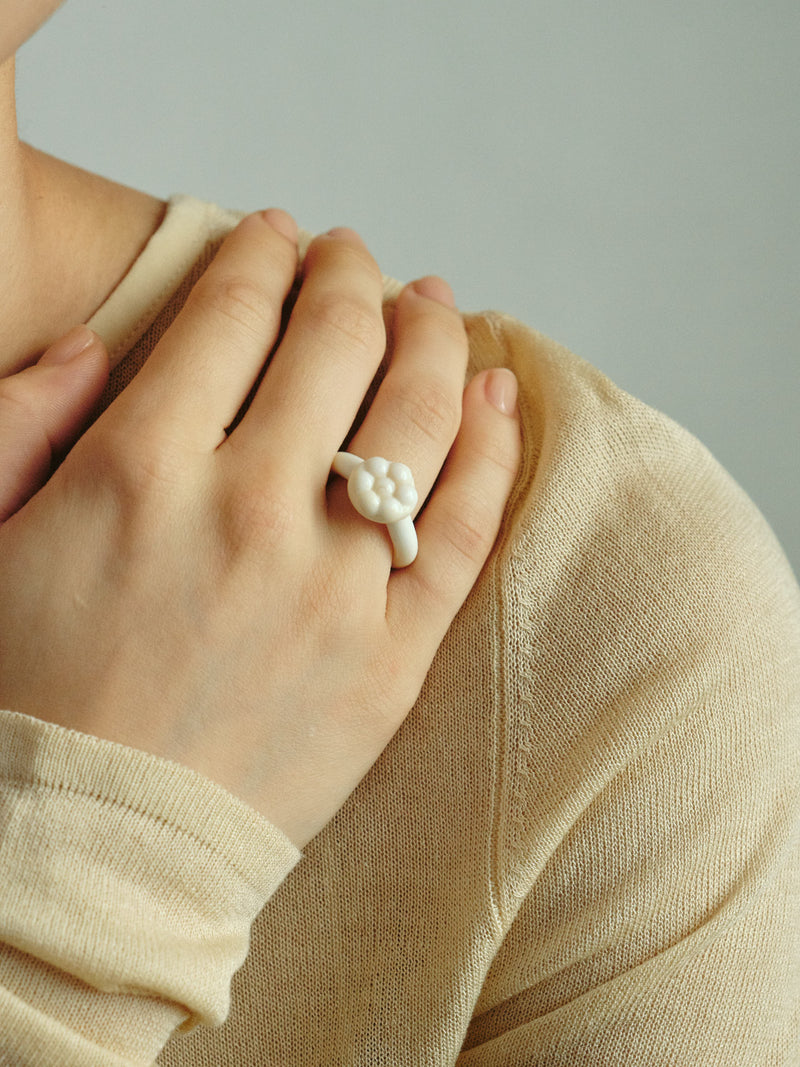 Ivory Glass Ring / Daisy