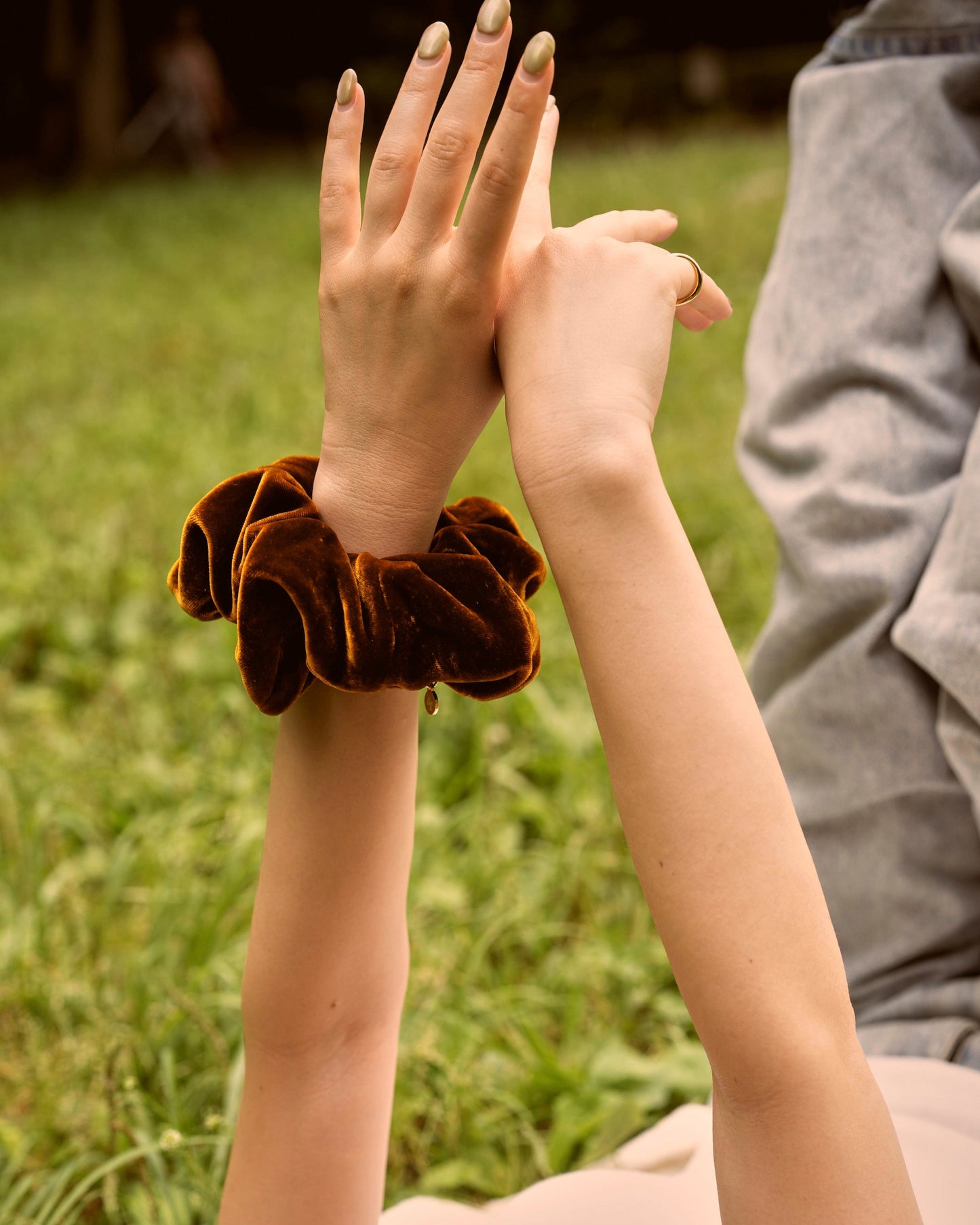 Harlow Velvet Scrunchie / Camel