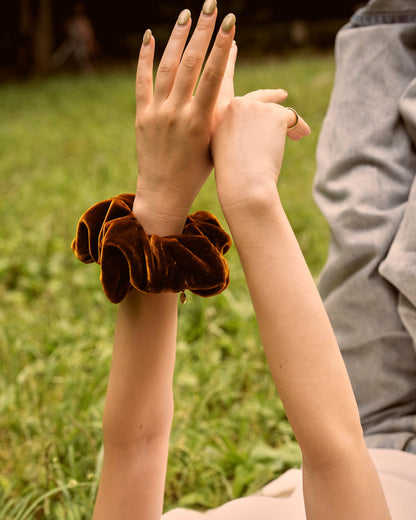 Harlow Velvet Scrunchie / Camel