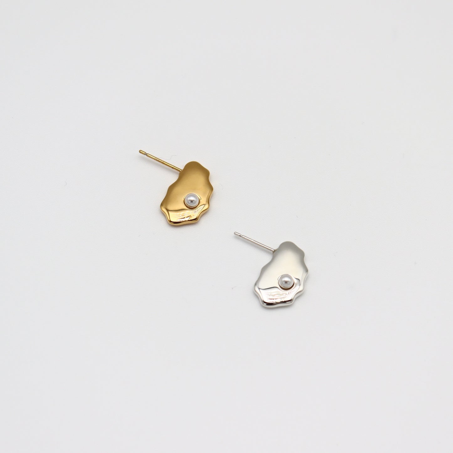 Oyster Studs Pearl 片耳（Gold / Silver）