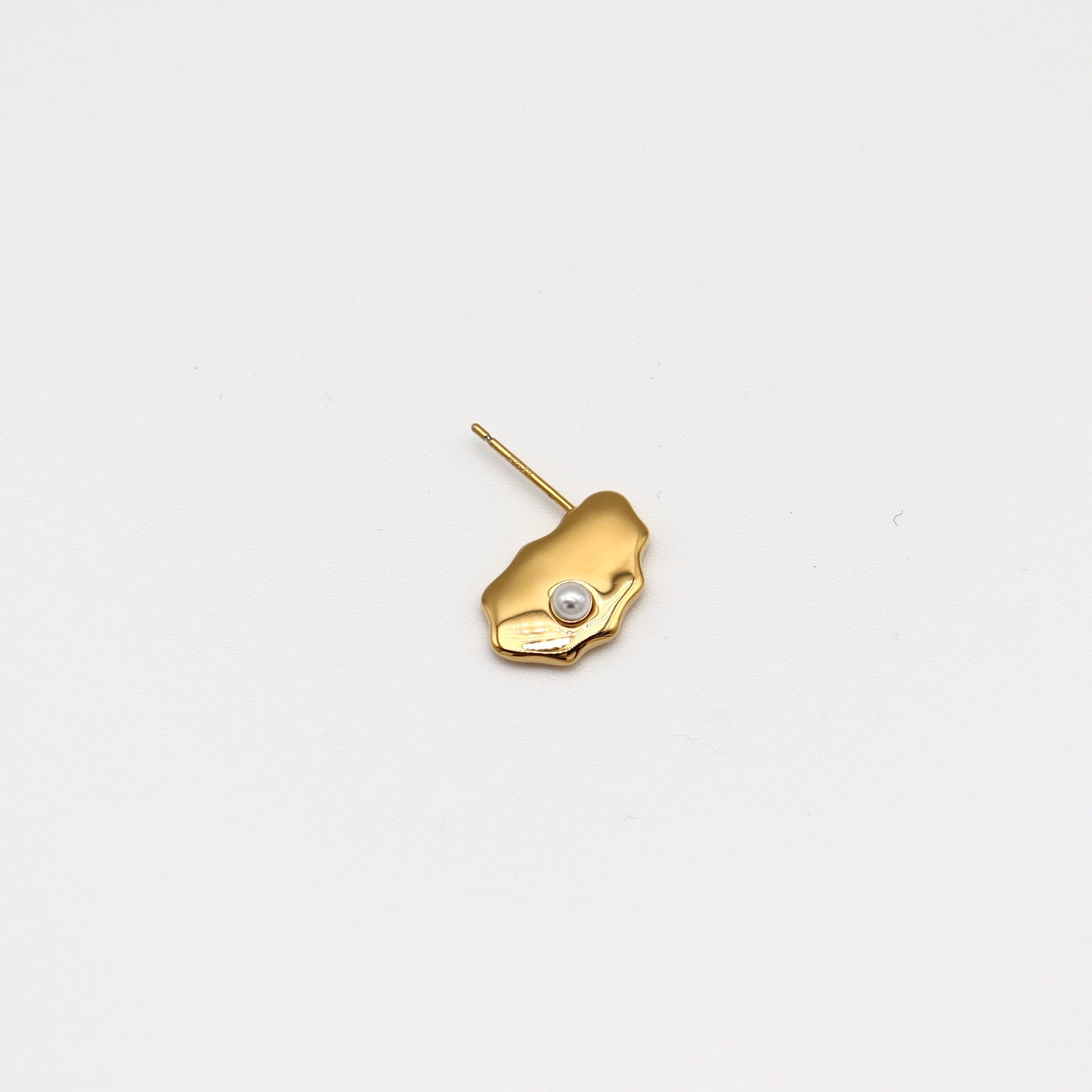 Oyster Studs Pearl 片耳（Gold / Silver）