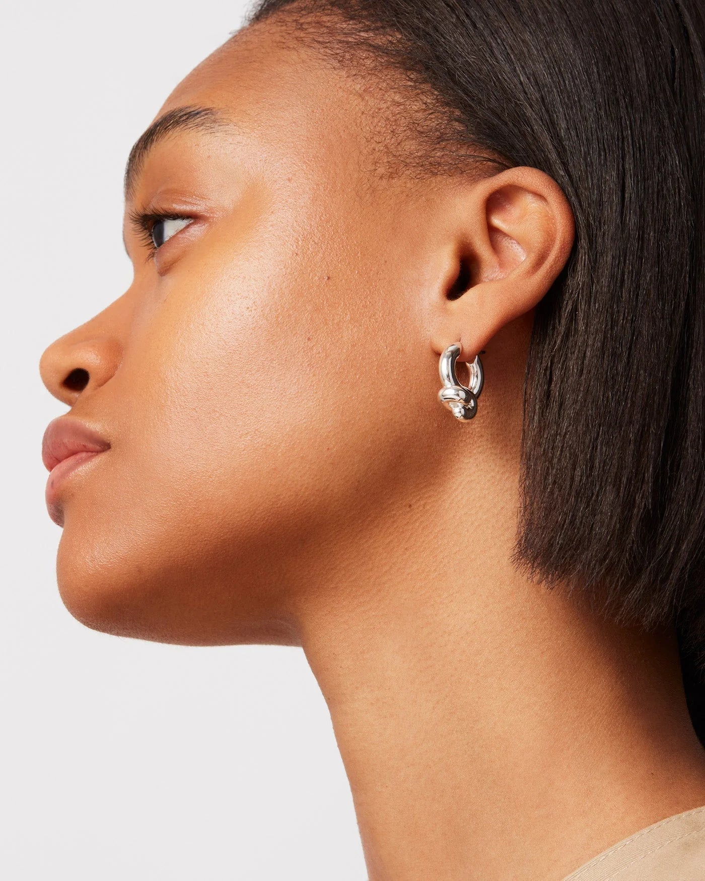 Maeve Hoops / Silver <JENNYBIRD ジェニーバード> – PAULINE STUDIO Maeve Hoops / Silver <JENNYBIRD ジェニーバード> – PAULINE STUDIO