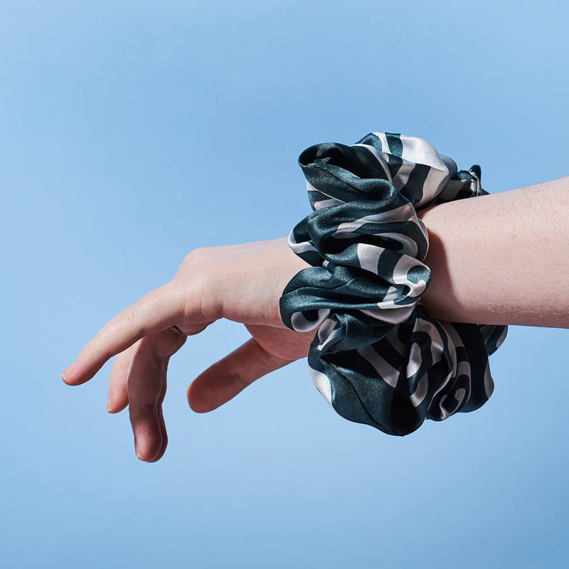 Meander Neutral Scrunchie / Gray Green