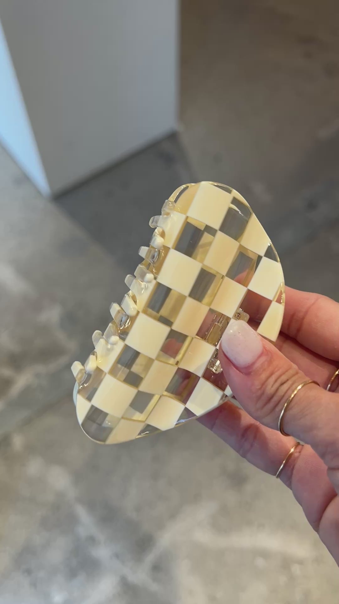 Checker Claw Clip / White × Clear ＜CHUNKS チャンクス＞ – PAULINE