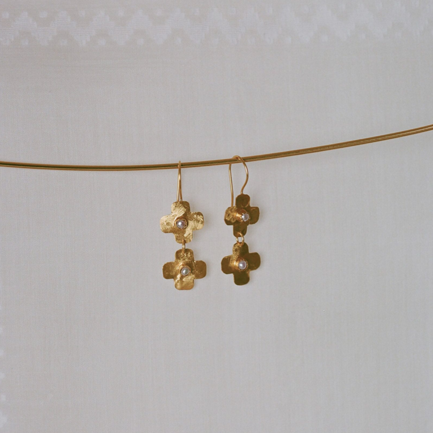 Gold Flower & Pearl Pierce