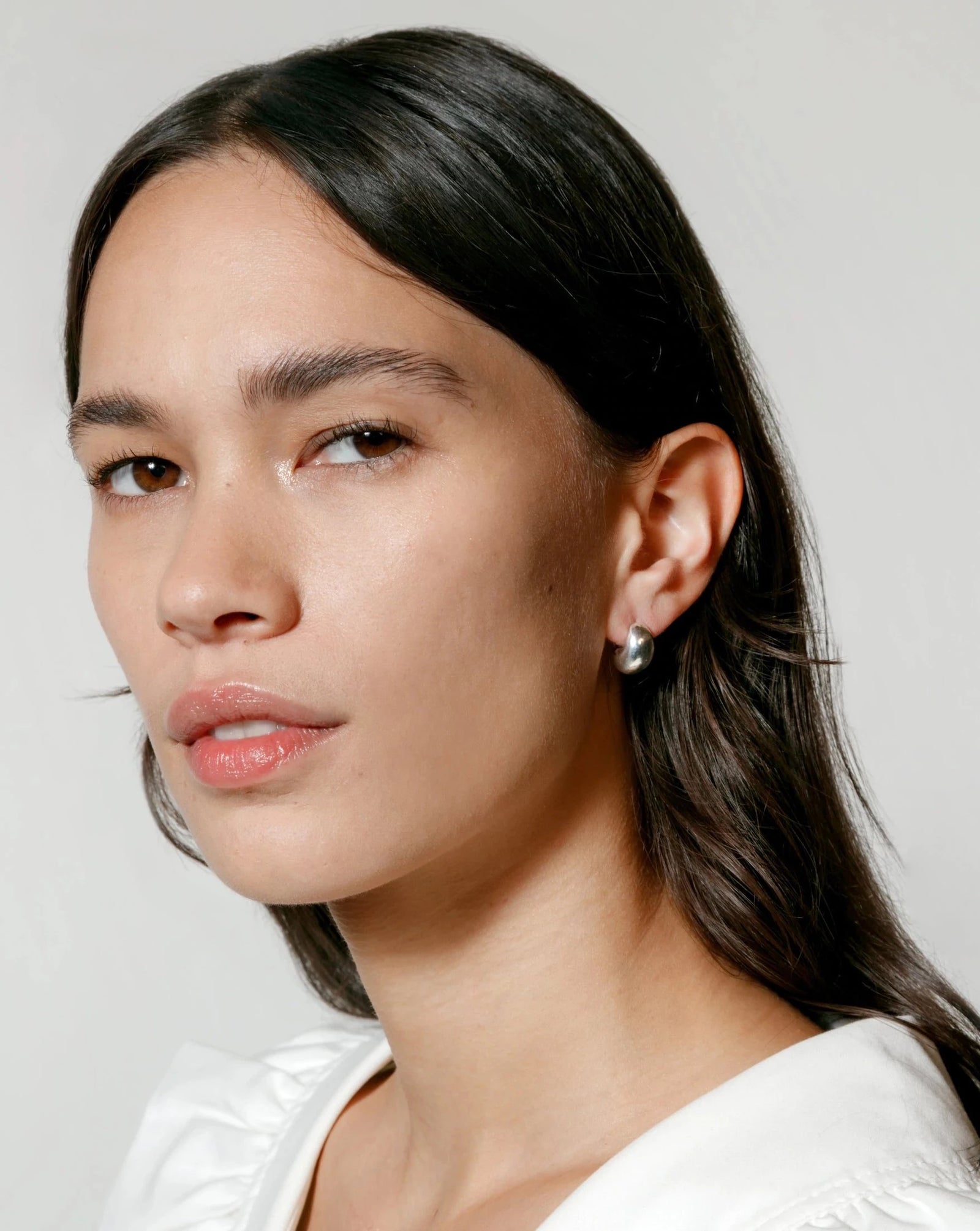 【Wolf Circus】スモール Remy ラウンドフープピアス Wolf Circus Rounded Hoop Earrings 14k Gold | Small Remy